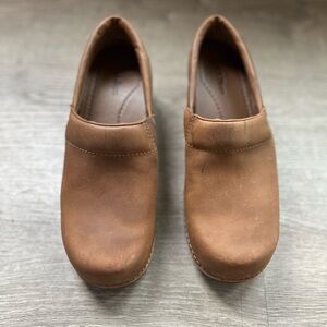 L.L. Bean classic brown leather clogs run slightly narrow size 8.5 or 9